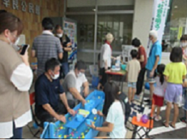 大人も子どもも楽しむ様子の写真