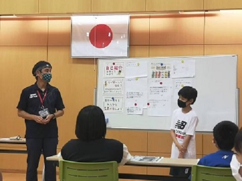 リーダーの少年が発表する写真