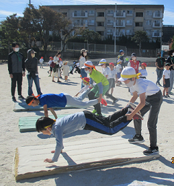 親子で協力する障がい物競争の写真
