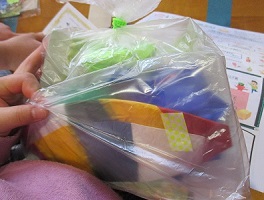 参加賞は、公民館スタッフが準備した紙風船などの「むかし遊びセット」