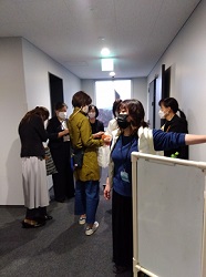 資材を運び込む画像