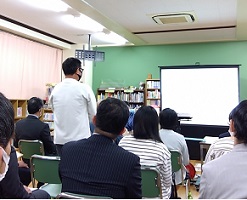 質問する保護者の画像