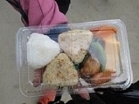 80代女子中心で作った名物「鶏ご飯おにぎり」弁当