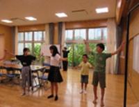 まだ少し眠そうにラジオ体操をする子ども達の様子