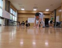 講堂を雑巾がけする頃には元気いっぱいになった子ども達の写真
