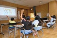 動画を見て何人もの子ども達が手を挙げて答えようとしている様子