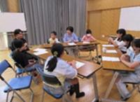 輪になってお互いの良さや合宿の成果を発表し合う子ども達の様子