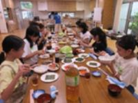 笑顔で会食する子ども達の様子