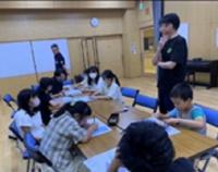 自宅を地図上で確認する子ども達の様子