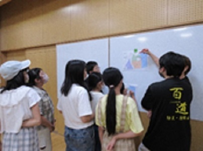 巡回コースを話し合っている子ども達の様子