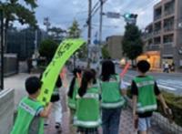 手には幟旗や赤色灯、蛍光安全ベスト着用でパトロールに出発する子ども達の様子