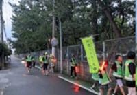 機敏な行動で通学路の危険個所をチェックする子ども達の様子