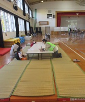 放課後の子ども達が過ごすために用意したござを敷いたスペース