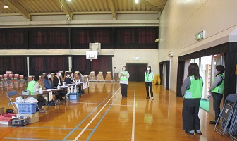 保護者が協力しながら受付をしている様子