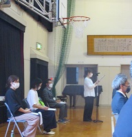 PTA役員が挨拶をしている様子