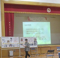 あずささんの成長の様子をプロジェクターや年表で示しながら公演している様子