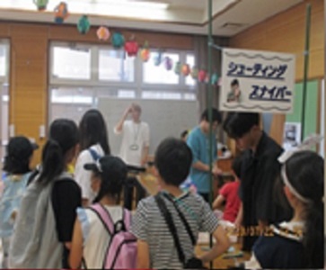 シューティングゲームの賑わいの画像