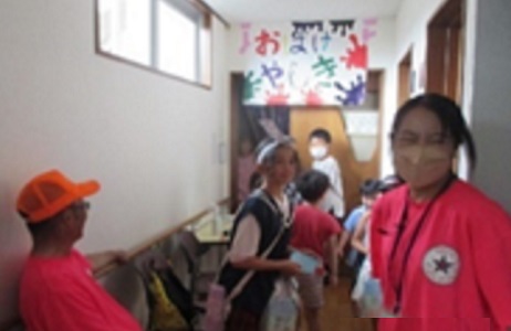 お化け屋敷前で順番を待つ子どもたちの画像