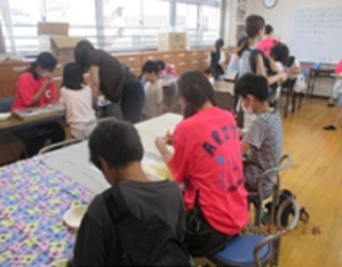 子どもたちがブラ板やビーズ画像をつくる画像