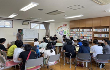 子どもたちが発表している画像