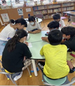 子どもたちがグループで話し合う画像
