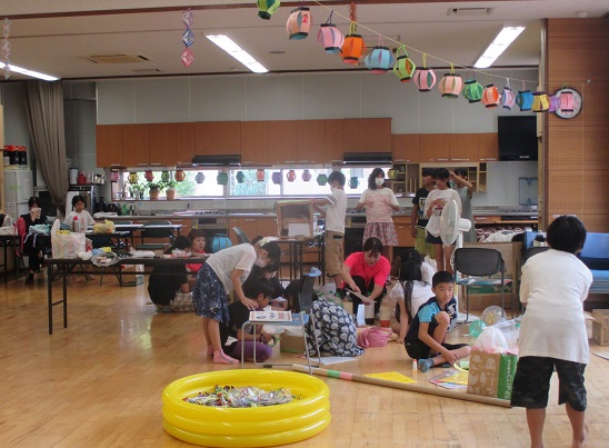 縁日コーナーの準備をする画像その1