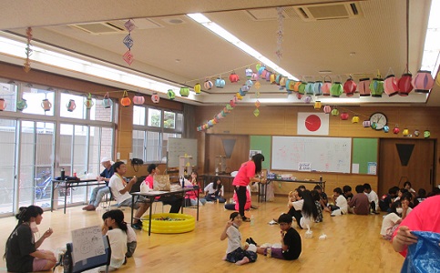 縁日コーナーの準備をする画像その2