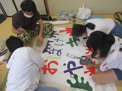 子どもたちがお化け屋敷の看板をつくっている画像