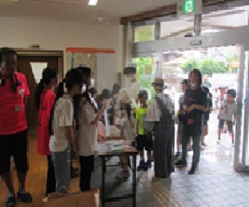 受付の親子連れの行列の画像