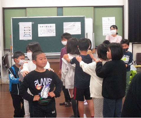 子どもたちが連なったジャンケン列車の画像