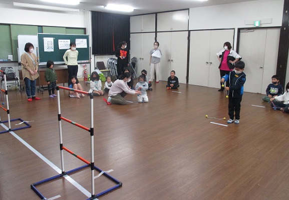 子どもがラダーゲッターをする画像