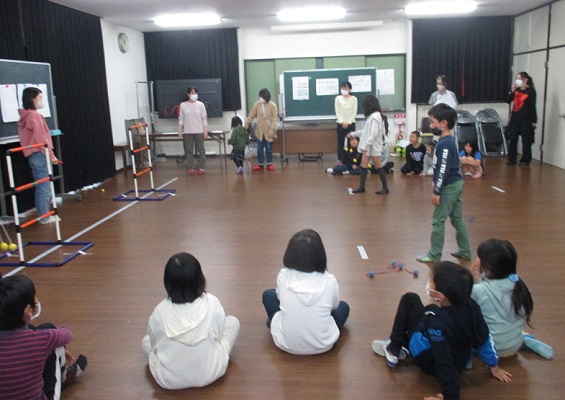 玉突きの紐を的に投げる男の子の画像