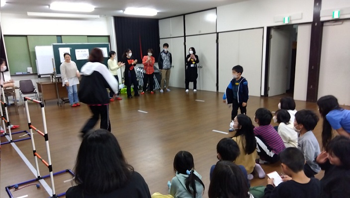 盛り上がる子どもたちの画像