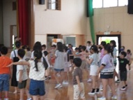 子ども達が忍者ゲームの手裏剣シュシュをしている様子