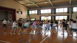 じゃんけん列車で子ども達の列がどんどん長くなっている様子