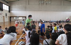 1年生と4年生が決勝戦のじゃんけんをしている様子