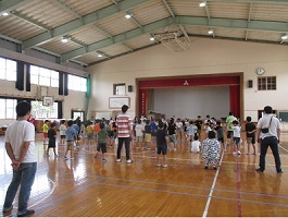 女子チームと男子チームに分かれじゃんけん陣取り合戦をしている様子