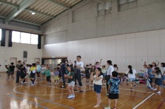 じゃんけん陣取り合戦で女子チームが勝った様子