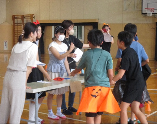 借りた物が〇（まる）か×（ばつ）か判定されている様子