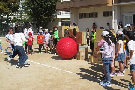 捕虜を解放するために段ボールの牢屋に大玉をぶつけているようす