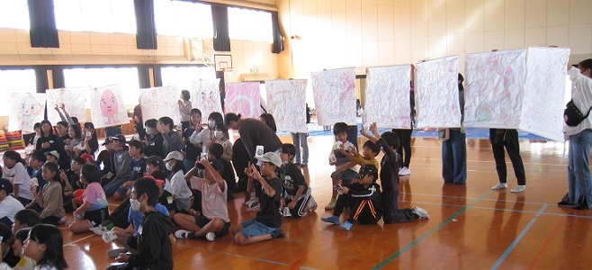 障子アートを子どもたちが見ているようす