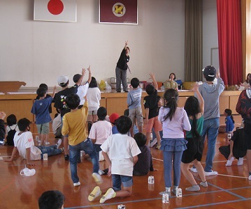 子ども達がじゃんけん大会で盛り上がっている様子