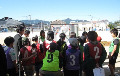 5,６年生とお父さん有志によるハンター役26人で打ち合わせをするようす」