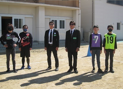 黒スーツにサングラスでキメたハンターたちの写真