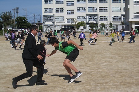 ハンターから身をかわして逃げ回る子どもたちの写真