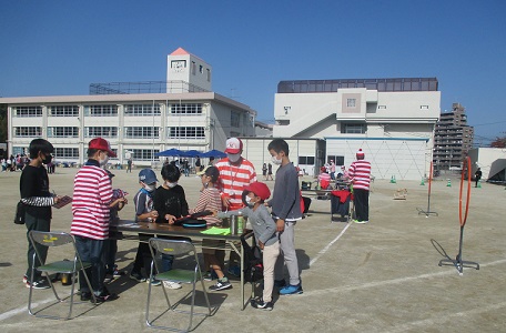 Wさん姿の体育振興会の方によるフリスビーコーナーの写真