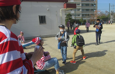 Wさんと男子グループの交流のようす