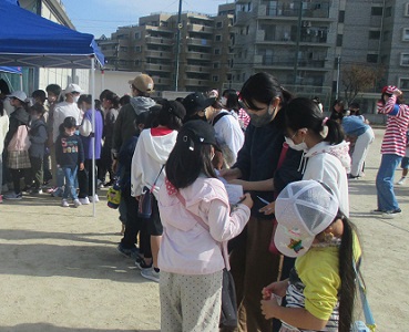 縦割りの班ごとに、謎解きの集計をする子どもたちのようす