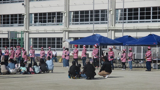 一列に並んだWさんたちの前に座る子ども達、閉会のようす