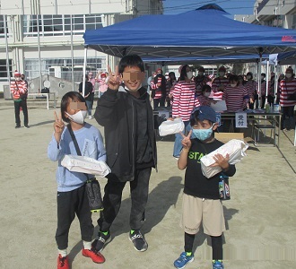 得点上位の班に賞品が渡されて、ニッコリポーズをとっているようす